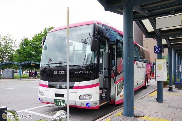 5番乗り場にバスが到着！