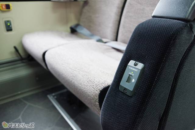 通路側座席の電源は、アームの下に