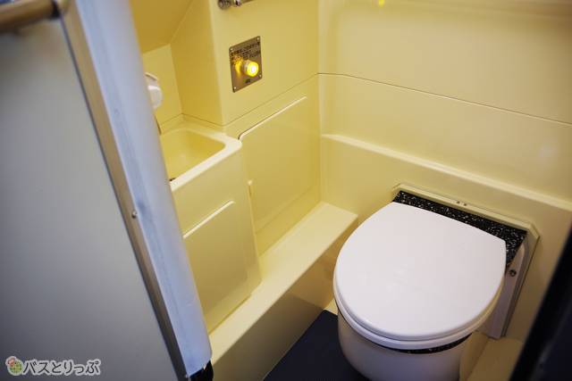 トイレ内の様子。向かって左側に小さな洗面台あり