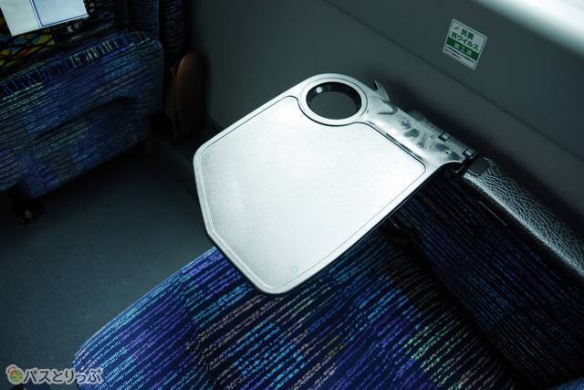 アームには収納式ミニテーブルあり