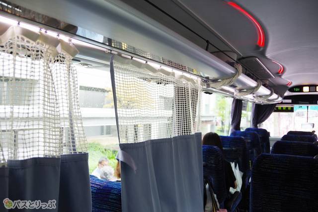 座席の間のプライベートカーテン