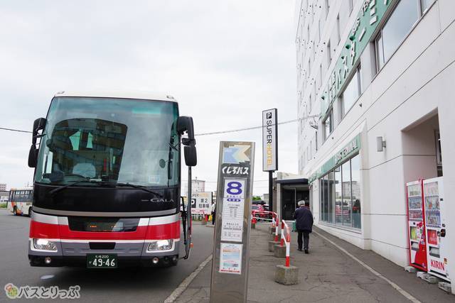 目の前にある緑の看板が釧路駅前バスターミナル