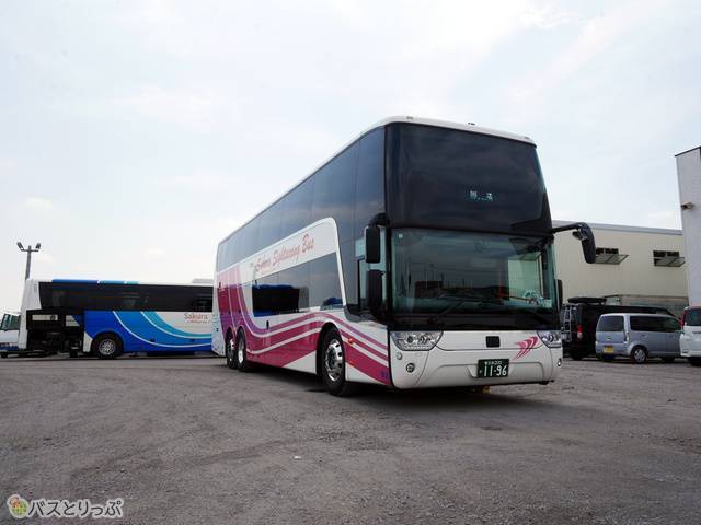 さくら観光バスの新型車両はスカニア製2階建て高速バス