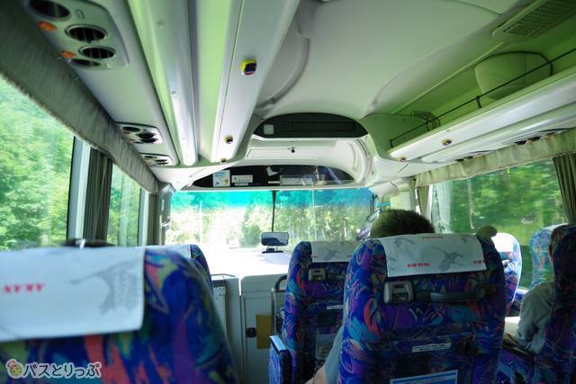 車内は明るく長距離でもくつろげる