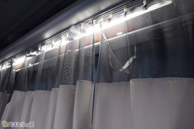 座席のプライベートカーテン