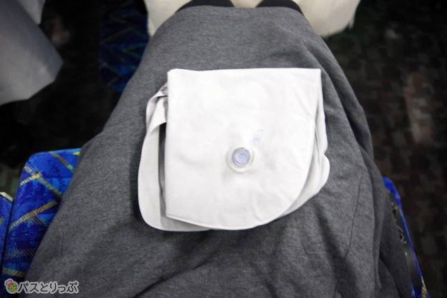 発車したらまず、ネックピローを取り出し…