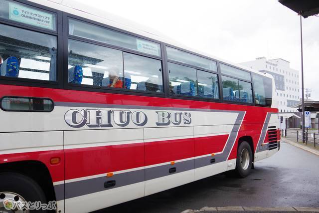車体側面には「CHUO BUS」のロゴ