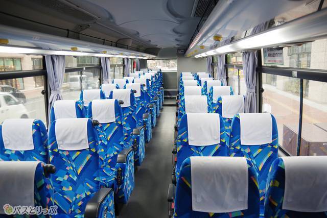 車内の様子（写真は4列リクライニングシート・トイレ付き車両）