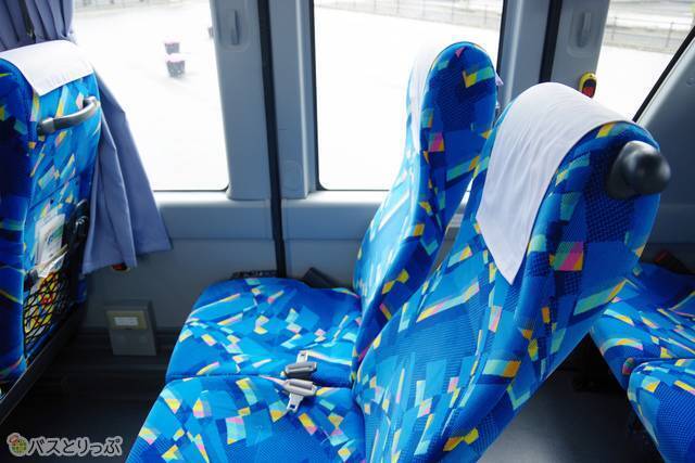 リクライニングの様子（手前が倒した状態、奥が倒す前の状態）