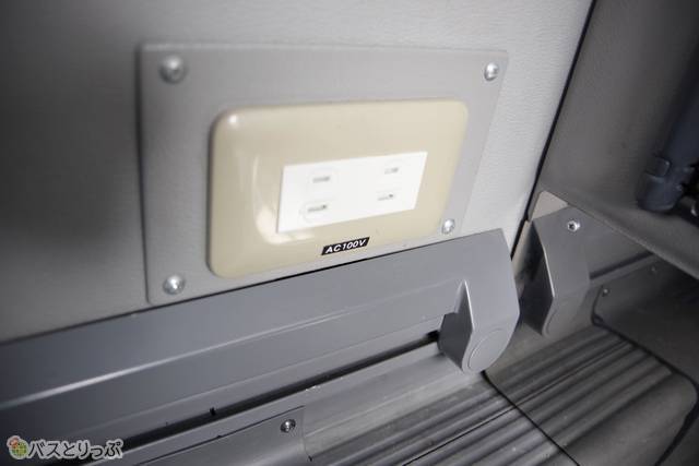 コンセントは1座席に1つ