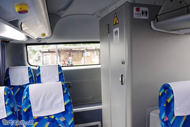 車内トイレは車内後方（トイレ付き車両の場合）