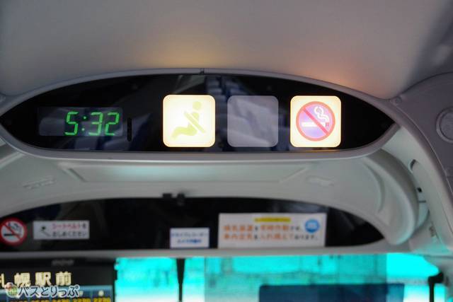 乗客案内のための各種ランプが点灯