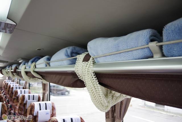 網棚。ブランケットもここにスタンバイ