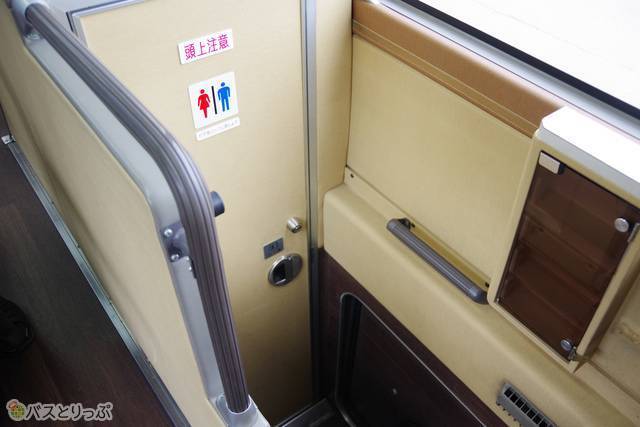 トイレは階段下の半地下スペースに