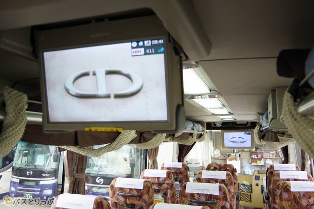 車内上部2カ所に車内モニターあり