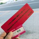 預けた荷物の引換券を受け取ります