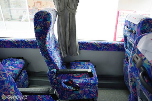 厚手のカーテンがしっかりと光を遮ります