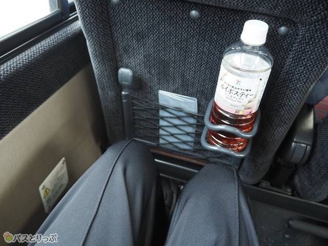 前のシートの背面にドリンクホルダー