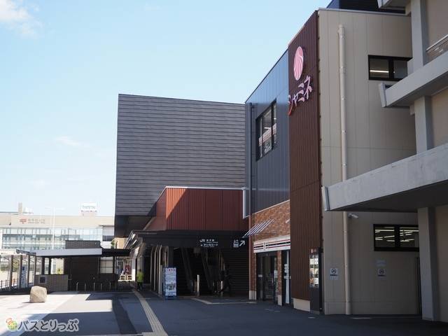 おみやげ屋やコンビニもあるJR米子駅