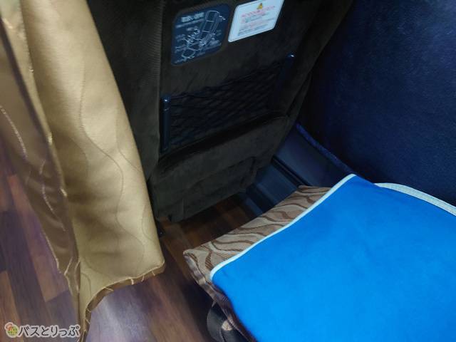 足元にはフットレストとレッグレストが
