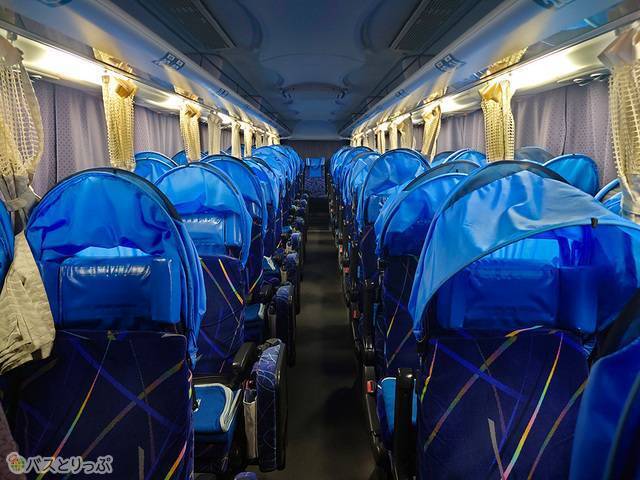 座席は後方に向かって12列