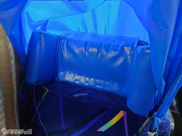 頭を包み込むようなヘッドレスト