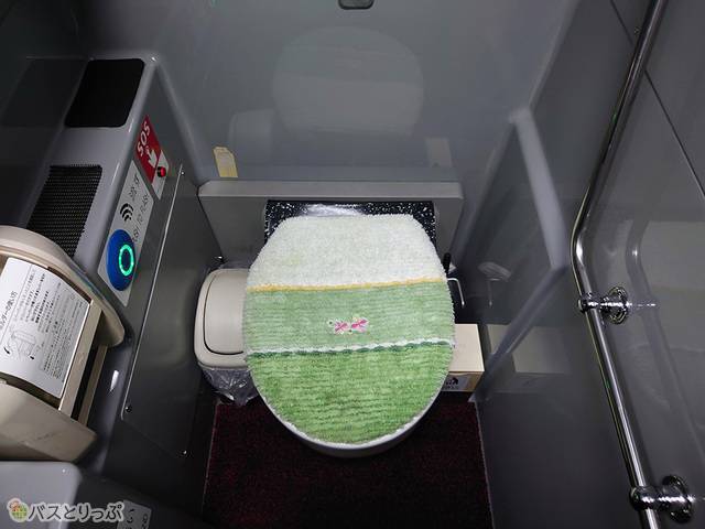 車両中ほどにトイレが