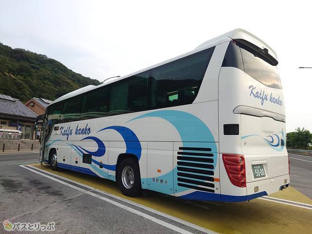 車体には美しい波模様が