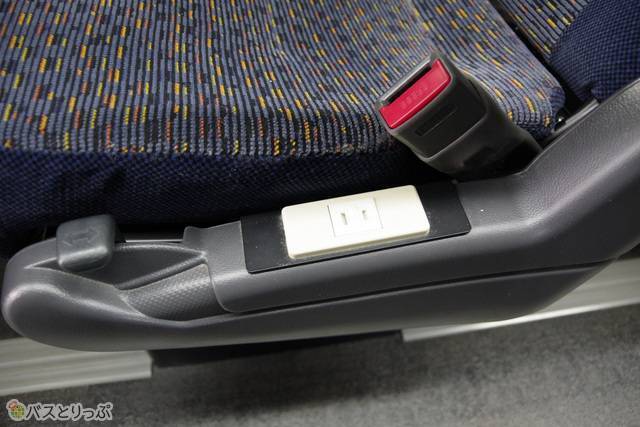 各座席に1つずつコンセントが用意されている