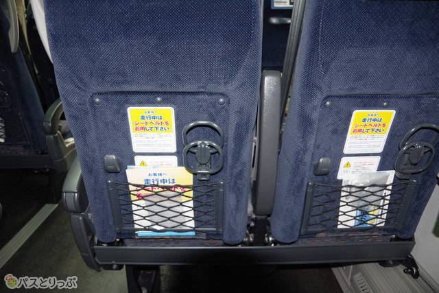 座席前方には網ポケット、ドリンクホルダー、荷物掛け