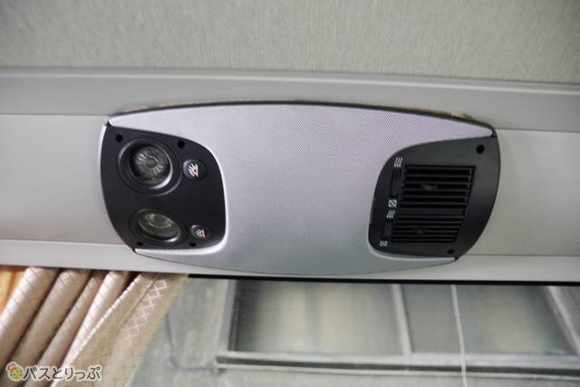 座席前方の個別空調と読書灯