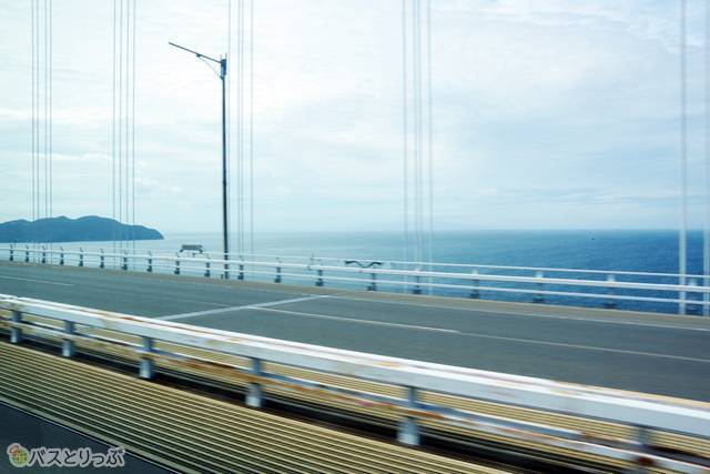 大鳴門橋を通過中の車窓