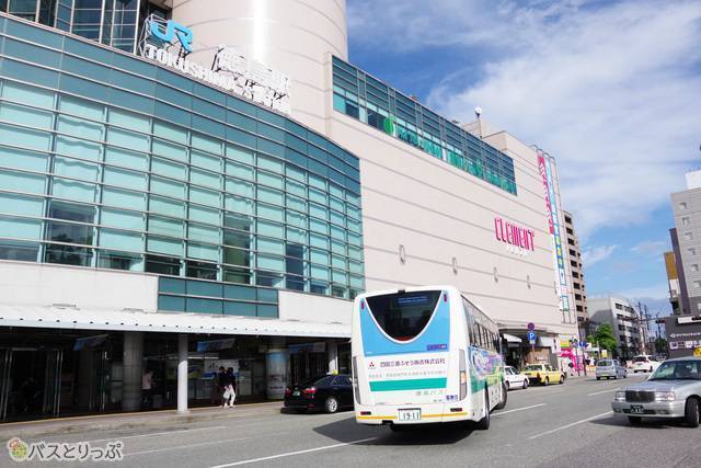 徳島駅前を走り抜けていく徳島バス車両