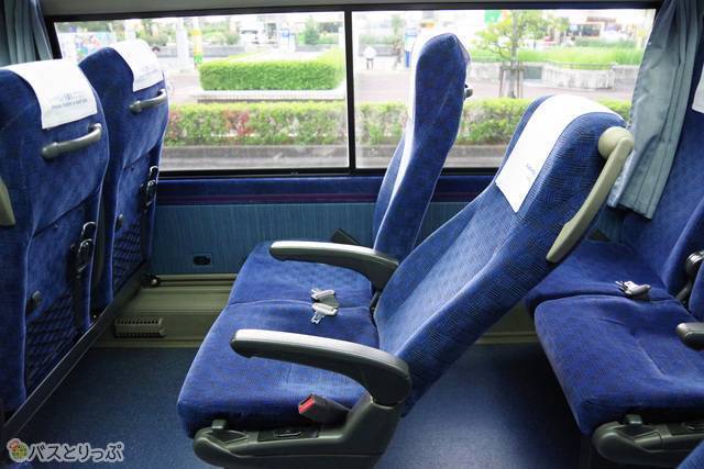 座席リクライニング（手前が倒した状態、奥が元の状態）