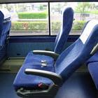 座席リクライニング（手前が倒した状態、奥が元の状態）