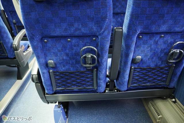 荷物掛け・網ポケット・ドリンクホルダーは前方に