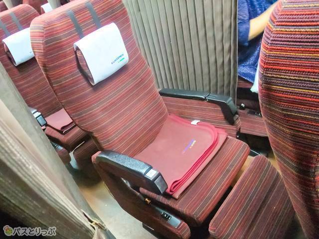 ヘッドレストは上下調整可能