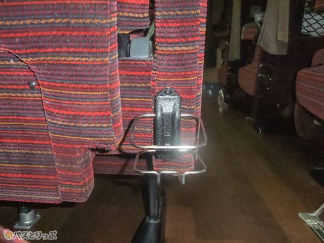 ドリンクホルダーは足元側に