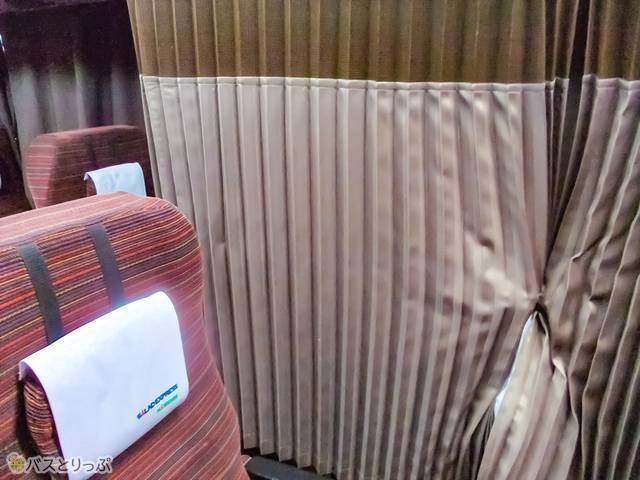 プライベートカーテンで席を隔てられる