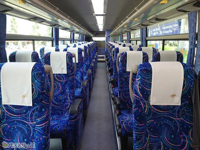 シート配置は横に4列