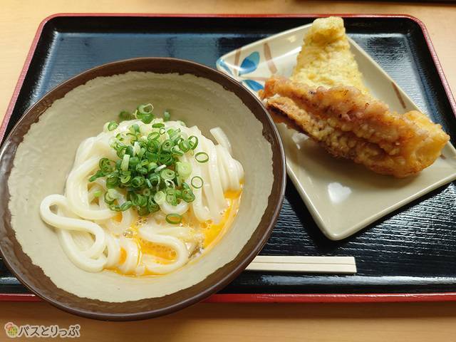 釜玉うどんと天ぷらをいただきました