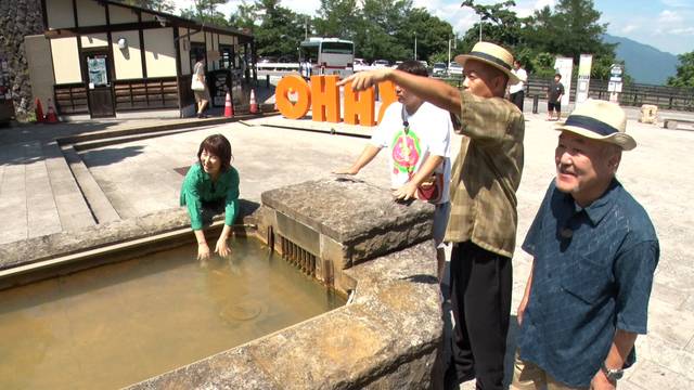 湯滝にふれる貴理子