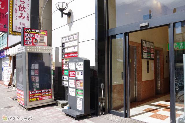 入口入ってすぐのエスカレーターで3階受付へ