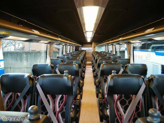 乗降口から車内後方を見たところ