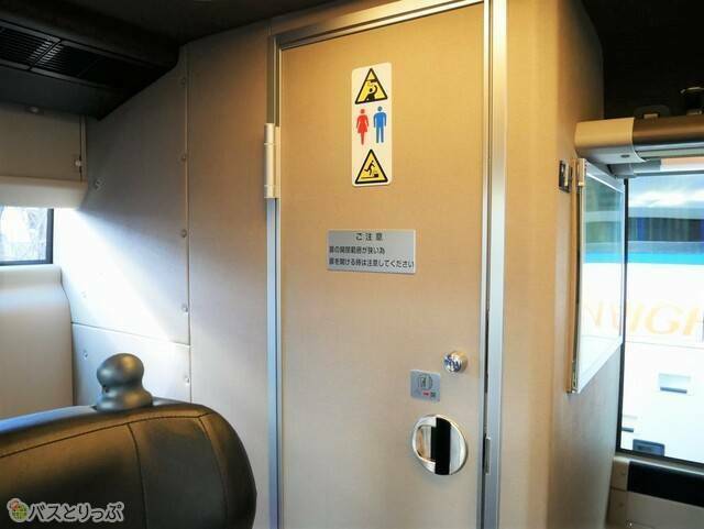トイレは車内後方にあります