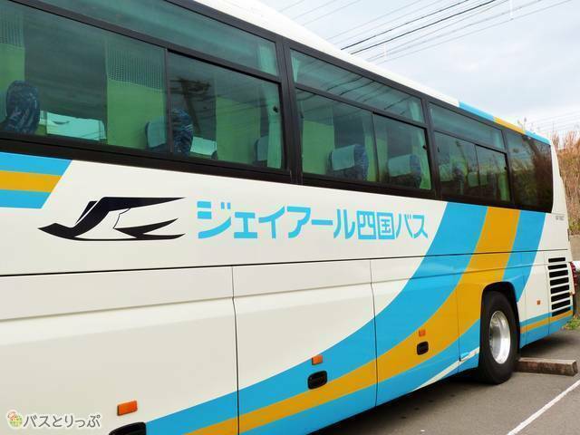 車体側面。颯爽と飛ぶツバメのマーク！