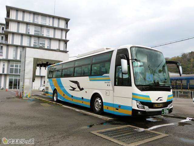 前方向かって左側面にも、大きくツバメが描かれる