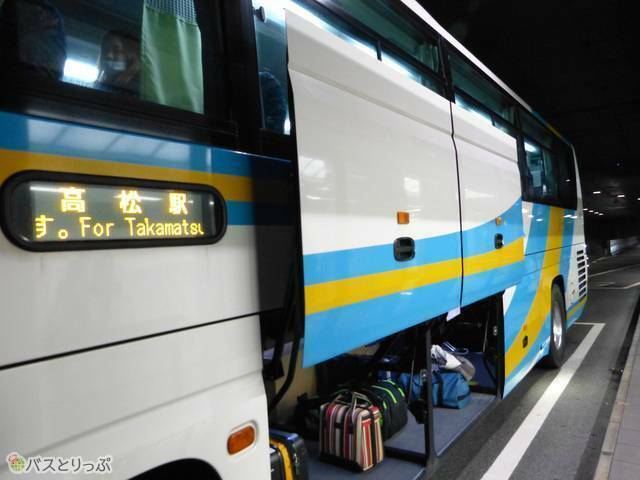 トランクルームはこちら（写真は4列シート車）