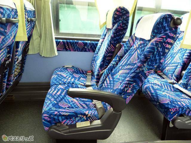 座席シート。奥がリクライニングを倒していない状態、手前がリクライニングをフルに倒した状態