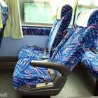 座席シート。奥がリクライニングを倒していない状態、手前がリクライニングをフルに倒した状態